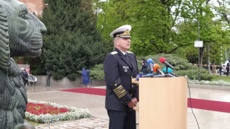 Началникът на отбраната адмирал Емил Ефтимов поздрави военните за Деня на храбростта.