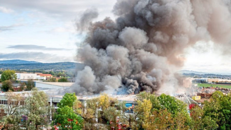 Над 200 огнеборци бяха пратени, за да локализират пожара след експлозията в Хьоршинг, близо до летището на Линц.