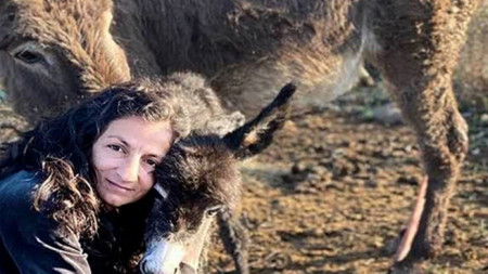 Гергана Стоева отглежда магарета в село Желява край София