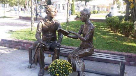 Статуя на Мара Белчева и Пенчо Славейков, скулптор Велизар Захариев
