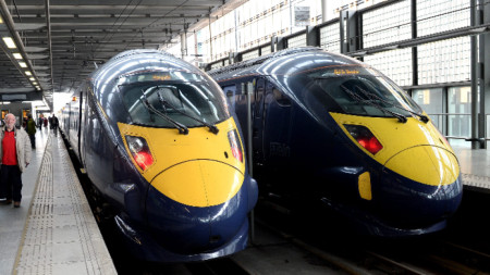 Снимката е илюстративна: Високоскоростни влакове на гарата St.Pancras International в Лондон.