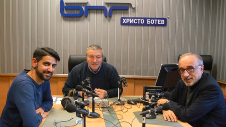 Емил Джасим, Митко Новков и доц. Веселин Методиев (отляво надясно) в студиото на програма „Христо Ботев“