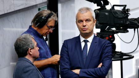 Deputații Toshko Yordanov, ITN (stânga), și Kostadin Kostadinov (dreapta), 