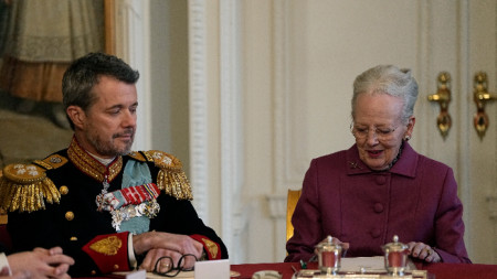 Кралица Маргрете II (вдясно) подписва декларацията за абдикация, с която проправя пътя на своя син Фредерик  (вдясно) незабавно да стане крал - в Държавния съвет в замъка Кристиансборг, Копенхаген, 14 януари 2024 г.