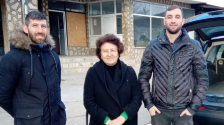 Младежи от кюстендилското с. Яхиново и кметът Софка Скоклева помогнаха на най-бедните и самотни хора в селото за Коледа.