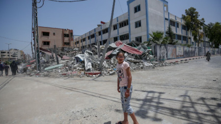 Момиче стои пред руини на страда на вътрешното министерство на Хамас в южно предградие на Газа.