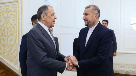 Министрите на външните работи на Русия Сергей Лавров (вляво) и на Иран Хосеин Амирабдолахиан