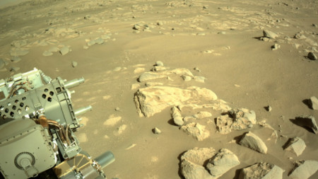Снимка, предоставена от НАСА, показва пейзажа около марсохода Perseverance.