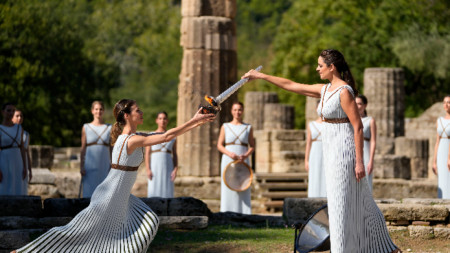 Актрисата Ксанти Георгиу пали олимпийския огън в ролята на върховна жрица на храма на Хера.