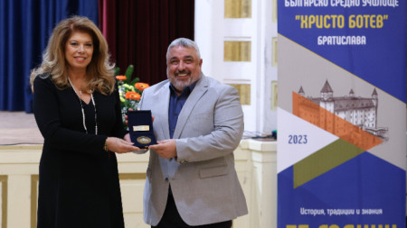 Директорът на Българското средно училище 
