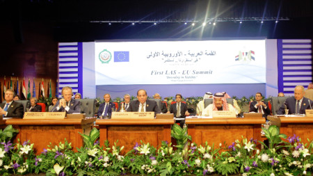 Първата пленарна сеия на срещата на върха в Шарм Ел Шейх.
