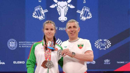 Арнаудова с треньора си Николов и медалите.