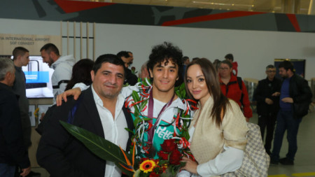 Едмонд Назарян бе щастлив при завръщането си в България и посрещнат от баща си Армен