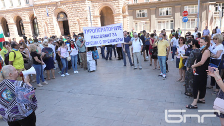 Туроператори протестираха днес пред Министерски съвет, Бургас не се включи