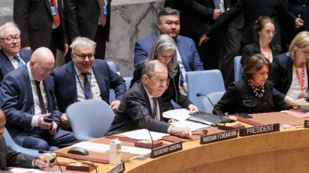 Руският външен министър Сергей Лавров (в центъра) поставя началото на заседание на Съвета за сигурност на ООН, което се председателства от Русия за месец април, в централата на ООН в Ню Йорк, 24 април 2023 г.