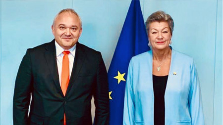 EU Commissioner for Home Affairs Ylva Johansson (right) and Bulgarian Interior Minister Ivan Demerdzhiev in Brussela, November 25, 2022.