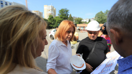 Кметът на София Йорданка Фандъкова инспектира строителни работи в 2-о столично училище 