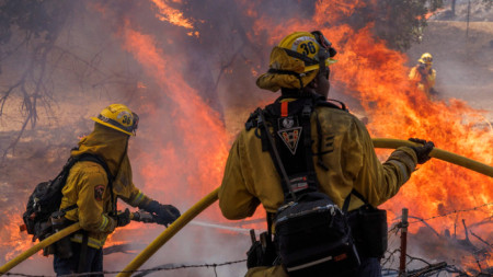 Пожарникари се борят с Оук файър в Калифорния, 23 юли 2022 г.