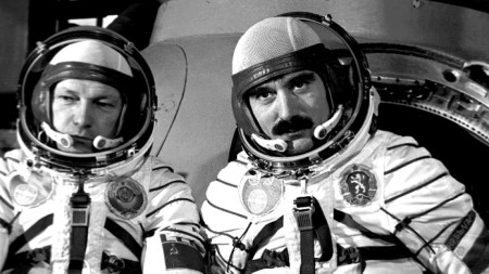 Първият български космонавт Георги Иванов (дясно) със съветския космонавт Николай Рукавишников преди старта на 