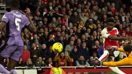 Букайо Сака вкарва първия гол по време на мача от Висшата лига на Англия между Арсенал и Ливърпул
