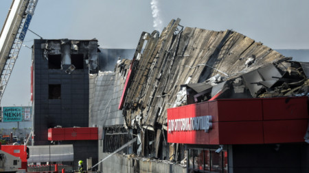 Спасители обработват ракетни отломки, паднали върху хипермаркет в Одеса