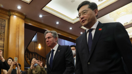 Държавният секретар на САЩ Антъни Блинкън (вляво) и китайският външен министър Цин Ган (вдясно) в държавната резиденция за гости Дяоютай в Пекин 18 юни 2023 г. 
