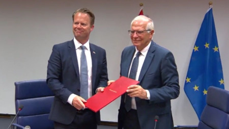 Външният министър Йепе Кофод (вляво) връчва на  Жозеп Борел писмо, с искането на Дания да участва в Общата политика за сигурност и отбрана на ЕС