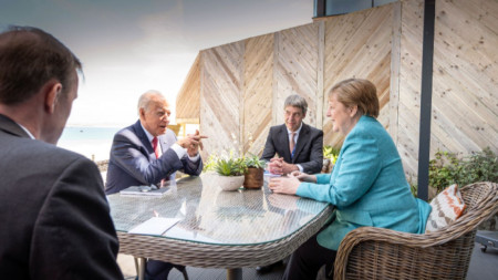Джо Байдън и Ангела Меркел по време на срещата на лидерите на Г-7 във Великобритания през юни 2021 г.