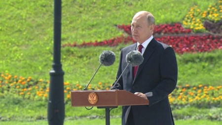 Президентът Владимир Путин говори в Деня на Русия на Поклонная гора - най-високата точка на Москва.