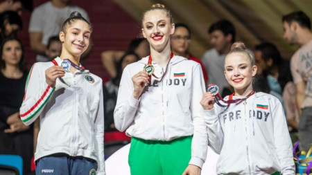 Шампионката Боряна Калейн (в средата), София Рафаели и Стилияна Николова 