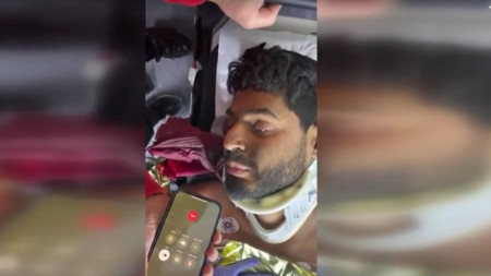 Мъж, спасен от развалините 261 часа след земетресението в Турция, разговаря по телефона с роднини