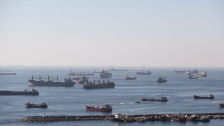 Закотвени кораби със зърно от Украйна чакат на опашка да бъдат инспектирани в Мраморно море край Истанбул, 22 октомври 2022 г.