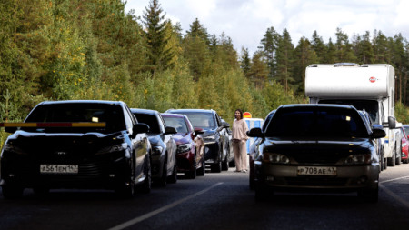 Руснаци чакат за преминаване на границата с Финландия