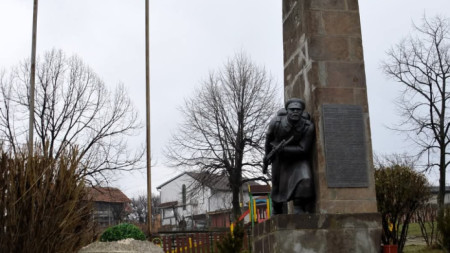 Паметникът на загиналите в Балканската война в Пчеларово