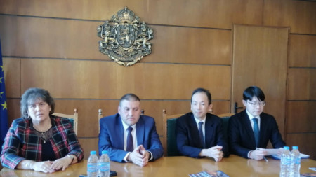 Кметът на Плевен д-р Валентин Христов (вторият отляво надясно) и Хидеаки Мачида – временно управляващ посолството на Япония у нас 