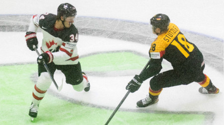 Хокеистите на Канада (в черно-бели пуловери) победиха с 6:3 Казахстан.