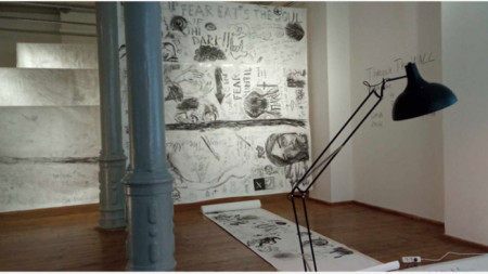„We See Ukraine“ – изложба „През стената“ и пърформанс на Дария Пугачова в „Ко-оп“