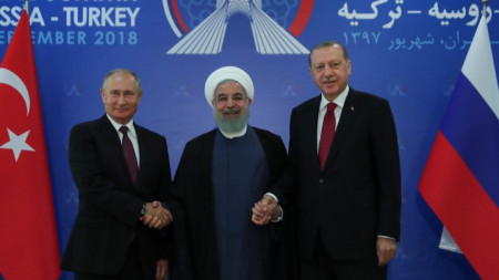Президентите на Русия, Иран и Турция - Владимир Путин, Хасан Рохани и Реджеп Ердоган (от ляво надясно) позират за снимка в началото на срещата им в Техеран.
