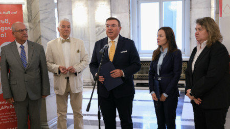 Представителите на Български червен кръст (БЧК) проф. д-р. Красимир Гигов, акад. Христо Григоров, зам.-председателят на ПГ на ГЕРБ-СДС Костадин Ангелов, и председателят на народното събрание Наталия Киселова