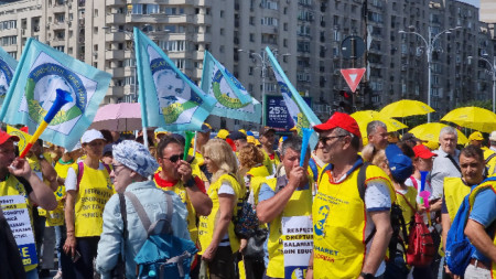 Букурещ, 9 юни 2023 г. Хиляди учители от Мехединц, Горж, Ботошани, Васлуй, Ръдъуц, Телеорман, Калараш, Бакъу, Плоещ  на протестират на площад 