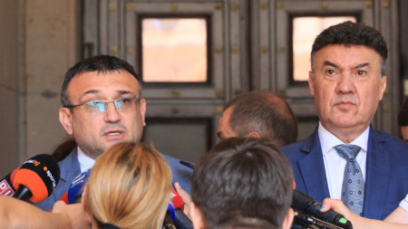 Младен Маринов и Борислав Михайлов говорят пред медиите след срещата.