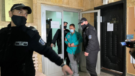 Обвиненият в изнасилване, опит за убийство и палеж Ниази Якуб (25 г.) в Окръжния съд в Разград.