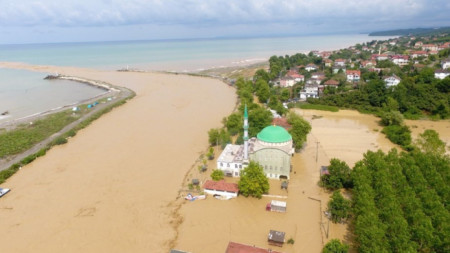 Последици от наводнението в турската област Дюздже, която е планинска и реките ѝ се вливат в Черно море.