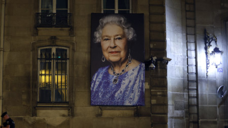 Портрет на Елизабет Втора на сградата на британското посолство в Париж
