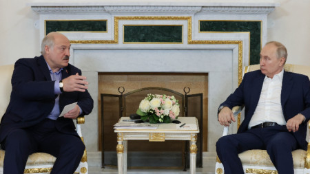 Руският президент Владимир Путин (вдясно) разговаря с беларуския си колега Александър Лукашенко в Санкт Петербург, 23 юли 2023 година. Лукашенко е на работно посещение в Русия.