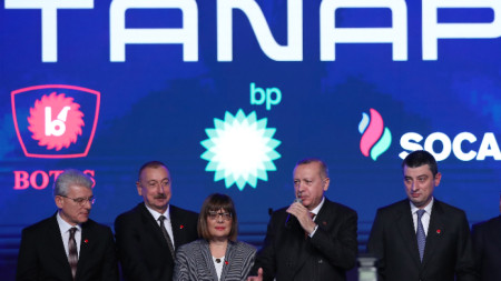 На официалното откриване присъстваха президентите на Азербайджан Илхам Алиев (вторият отдясно наляво) и на Турция Реджеп Ердоган (четвърти отляво надясно)