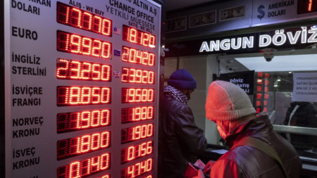 Турската лира поевтиня вчера до рекордни нива от 18 лири за долар, преди да започне да поскъпва.
