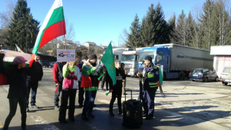 Протестиращи в Троян блокираха за един час движението по пътя за село Орешак.