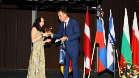 Милица Иванова от Варна получи наградата си от кмета Димитър Николов