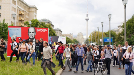 В Берлин няколко хиляди души участваха в неделя в неразрешени